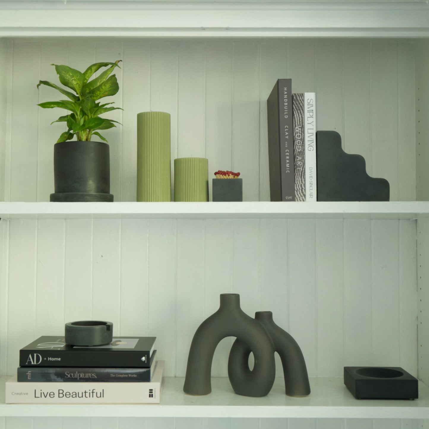 Black Wavy Bookend