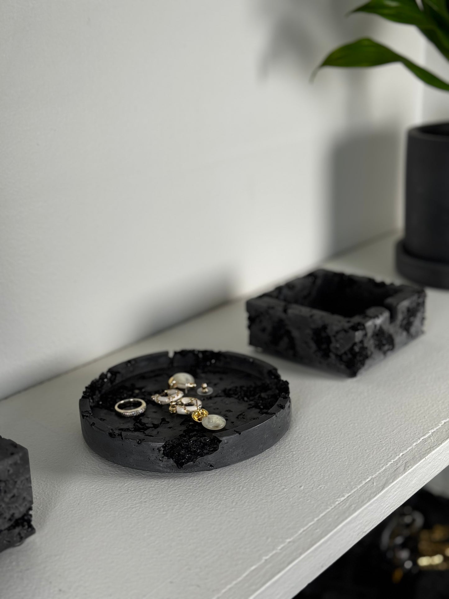Black Tourmaline x Black Cement Circle Tray